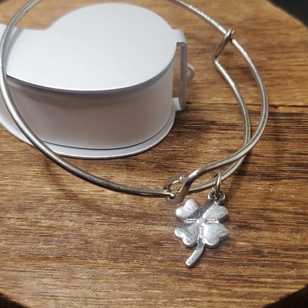 B3235 shamrock bracelet